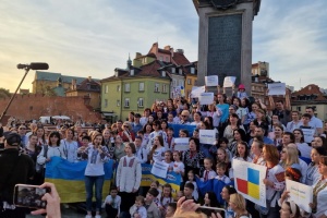 В Варшаве сотни украинцев отметили День вышиванки