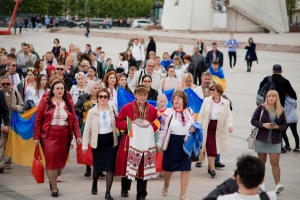 У Вільнюсі у День вишиванки українці провели ходу до пам’ятника Шевченку