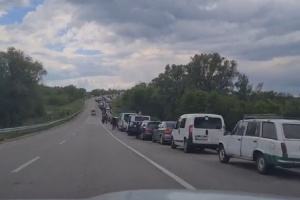 На Запорожье захватчики начали выпускать машины из Васильевки – мэр Энергодара