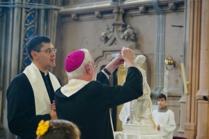 У костелі святого Миколая встановили статую, яку освятив Папа Франциск