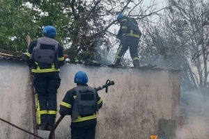 В Первомайске на Николаевщине из-за вражеских обстрелов горели хозяйственные здания
