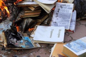 Це не «денацифікація»: посол Британії показала спалені росіянами книжки з історії України