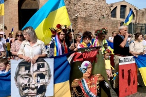 У Римі українці провели маніфестацію у вишиванках