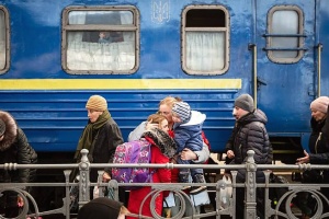 "Укрзализныця" начала выдавать денежную помощь эвакуированным на вокзалах 