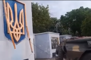 У Херсоні росіяни зірвали Герб України з монумента на Алеї Героїв