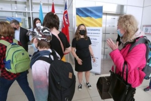 До Канади чартером прилетіли понад 300 українських біженців