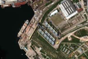 Крадіжку видно з космосу: росія вантажить українське зерно на кораблі в Криму