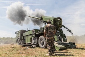 Українські військові знищують загарбників снарядами з написами «За Маріуполь»