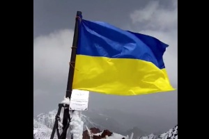 На Пике путина в горах Кыргызстана подняли флаг Украины