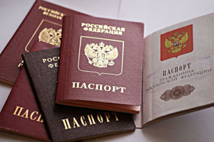 L’Ukraine dénonce l’octroi forcé de passeports russes aux Ukrainiens à Kherson et Zaporijia