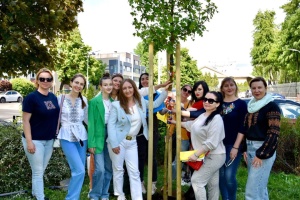 Українки на знак подяки польським жінкам посадили дерево у Варшаві