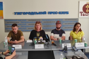 Закарпатські волонтери назвали незаконними і замовними слідчі дії у їхньому офісі в Ужгороді
