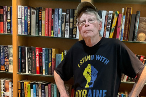 Stephen King calls on world to keep economic pressure on Russia