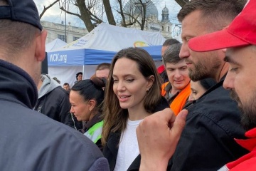 Jolie przyszła we Lwowie do dzieci dotkniętych atakiem na Kramatorsk
