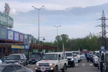 マリウポリ製鉄工場「アゾフスタリ」からの避難者、政府管理下ザポリッジャに到着