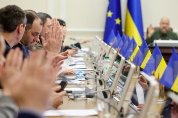 Уряд дозволив Укрзалізниці купувати нафтопродукти за кордоном 