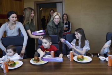 ヴェレシチューク宇副首相、アゾフスタリから避難してきた子供たちと面会