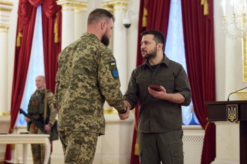 Präsident Selenskyj verleiht Soldaten neue Kriegsauszeichnung