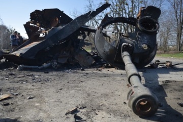 Ukrainische Fallschirmjäger zerstören mit Javelin feindlichen Panzer 