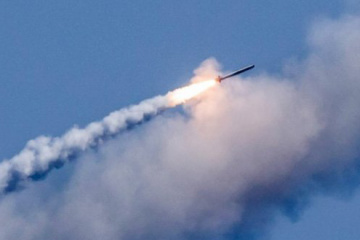 Drei russische Raketen schlagen in Odessa ein: Feuer gelöscht, Trümmer werden geräumt