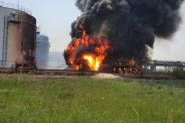 Una refinería de petróleo incendiada tras el bombardeo en la región de Lugansk, hay amenaza de explosión