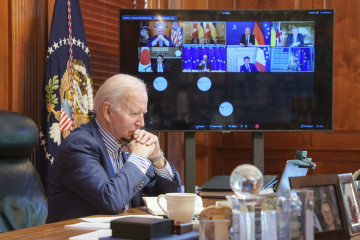 Biden speaks of commitment to strengthen Ukraine, ratchet up pain on Putin