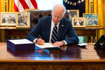 Biden aprueba una ley de préstamo y arriendo para Ucrania