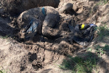 キーウ州マカリウにてロシア兵に殺された民間人３名の遺体発見