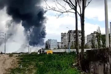 Asowstahl unter Bombenangriffen in Flammen, Feind versucht mit Panzern durchzubrechen