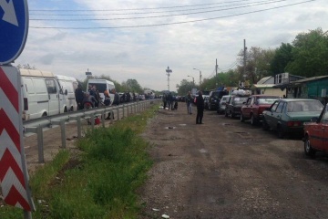 マリウポリ市民の乗用車車列、政府管理地域のザポリッジャへ移動中