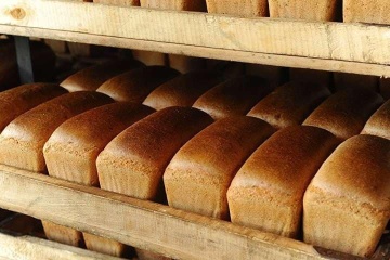 ウクライナ西部で国連機関提供の小麦粉を使った国内避難民向けパン焼き開始