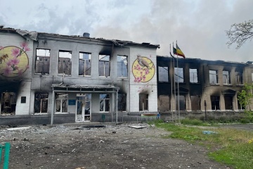 Russen zerstören Schule in Adijiwka mit Phosphormunition