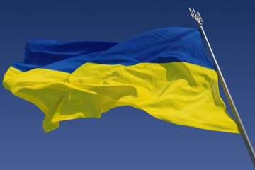 Izan la bandera de Ucrania en la estación de tren de Jersón 