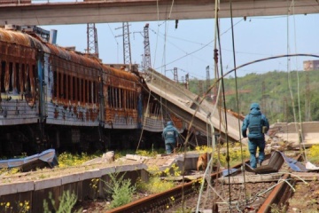 Eindringlinge wollen per Bahn Walzgut und Getreide aus Mariupoler Hafen wegschaffen