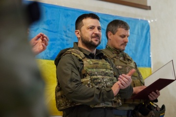 Selenskyj besucht Frontlinie in Region Charkiw und verleiht dem Militär Auszeichnungen