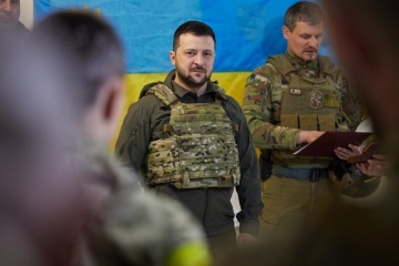 ゼレンシキー宇大統領、ハルキウ州前線を視察　軍人に叙勲