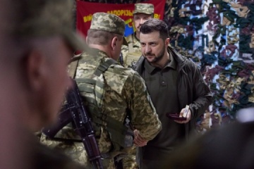 Zełenski był na linii frontu w obwodzie charkowskim i wręczył odznaczenia wojskowym

