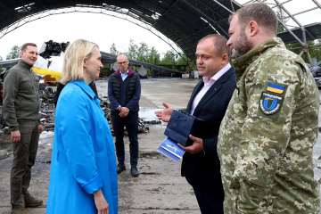 Embajadora de Estados Unidos visita el aeródromo de Gostomel