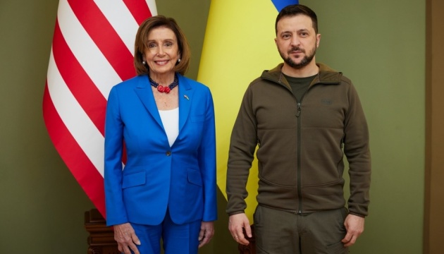 Volodymyr Zelensky y Nancy Pelosi se reúnen en Kyiv