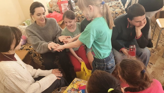 Джолі приїхала з подарунками до евакуйованих дітей у Бориславі