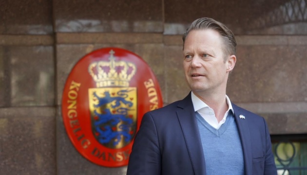Глава МЗС Данії підняв данський прапор на посольстві у Києві