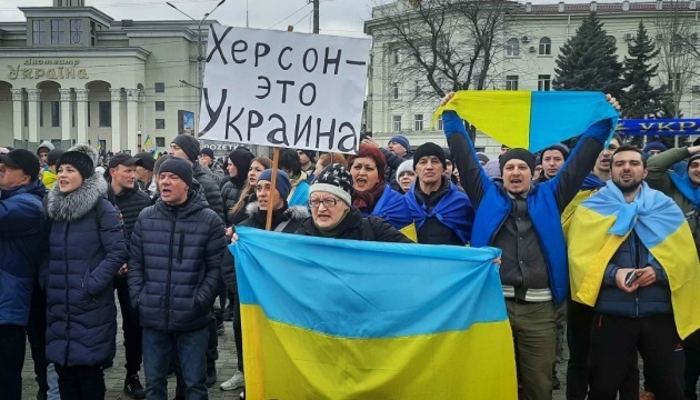 Kherson resistance. Russian-speaking locals take to streets chanting “Get out!” in Ukrainian, addressing invaders