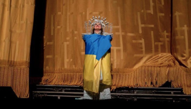 Оперна прима Монастирська вийшла на сцену Метрополітен-опера, загорнувшись в український прапор
