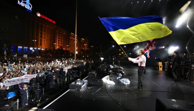 Paul McCartney hisse le drapeau de l'Ukraine sur scène 