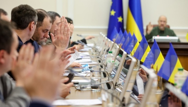 Уряд дозволив Укрзалізниці купувати нафтопродукти за кордоном 