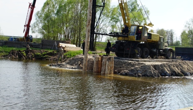 Під Києвом почали зводити ще один тимчасовий міст