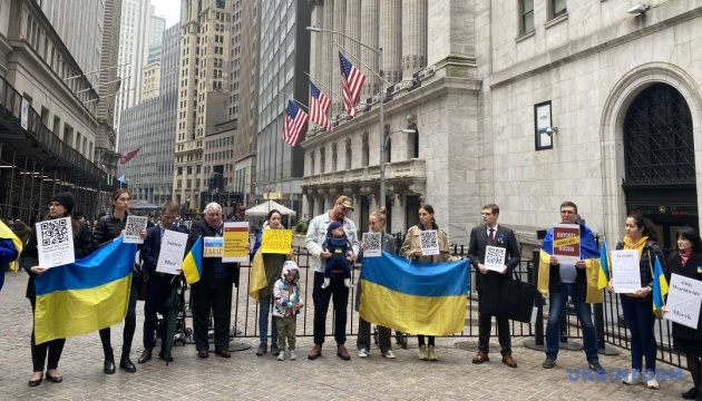 На Волл-стріт у Нью-Йорку українці вимагали від бізнесу бойкотувати росію