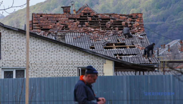 Воловец газдует: как жители поселка восстанавливают дома после ракетного удара