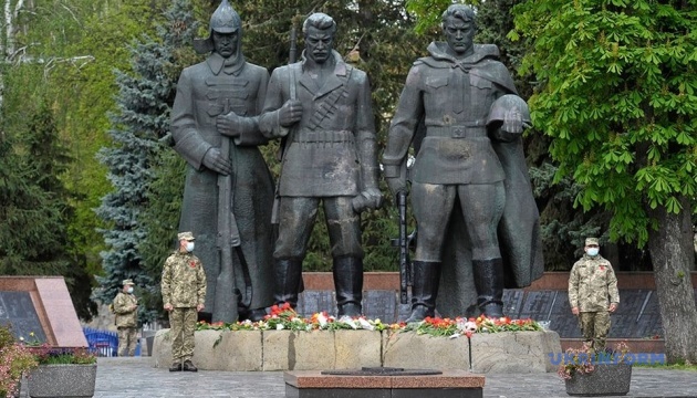 У Вінниці демонтували пам'ятник, який символізував спадковість поколінь борців за «власть совєтов»