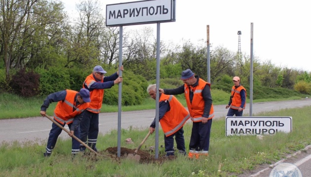 Загарбники у Маріуполі змінюють вказівники на російськомовні